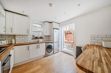 Flat Allfarthing Lane in Greater London