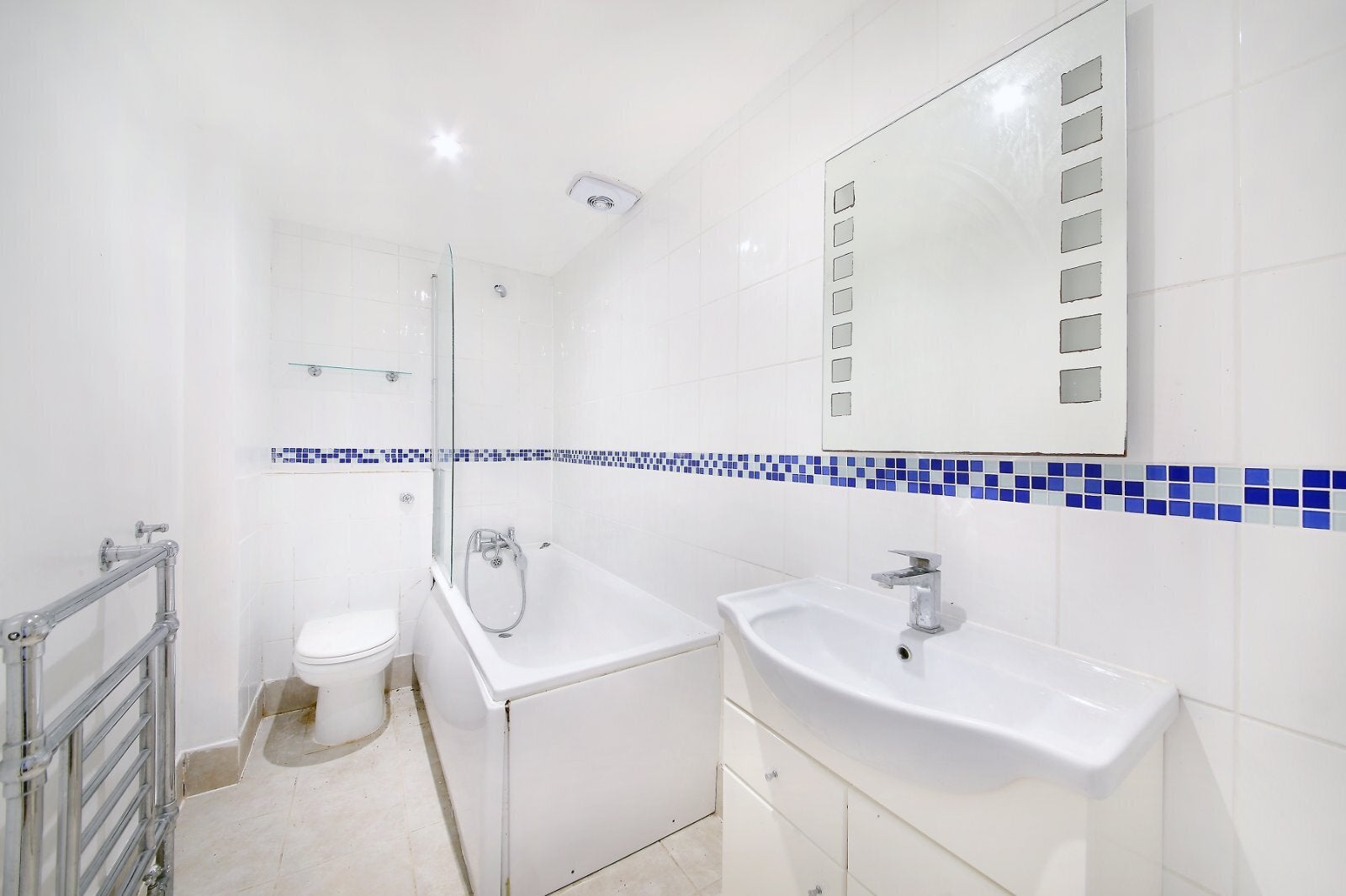 Flat Ferndale Road in Greater London