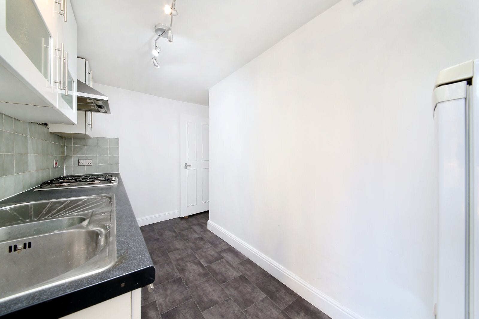 Flat Ferndale Road in Greater London