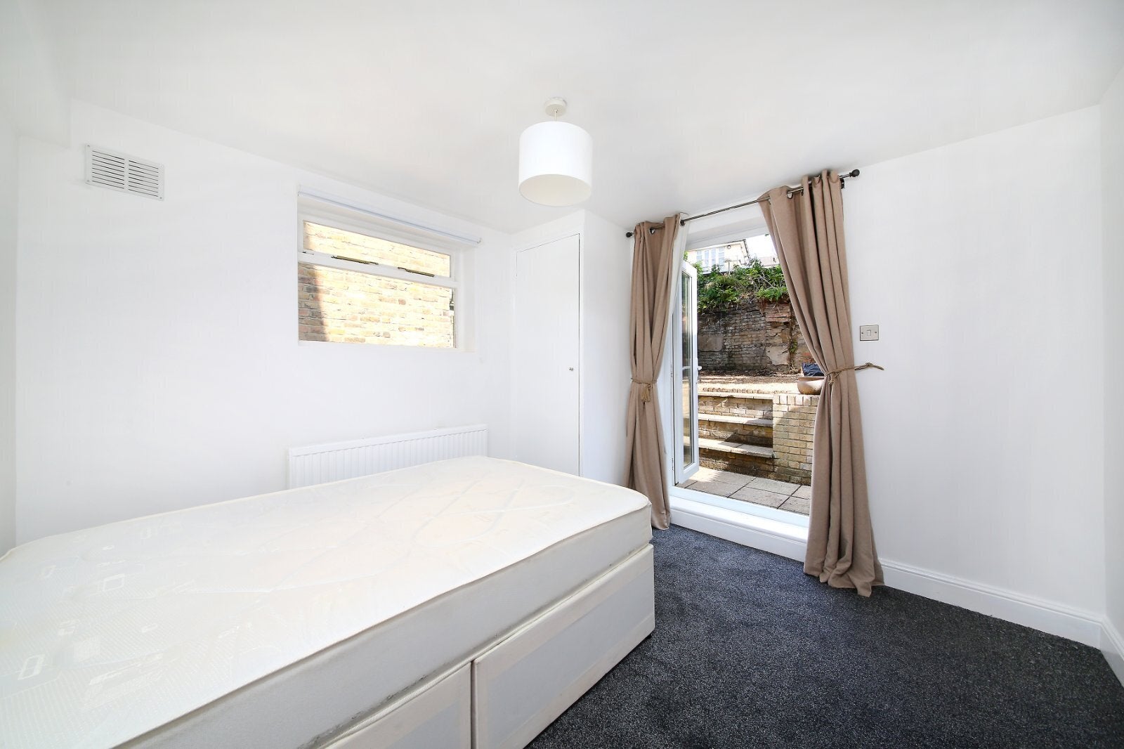 Flat Ferndale Road in Greater London