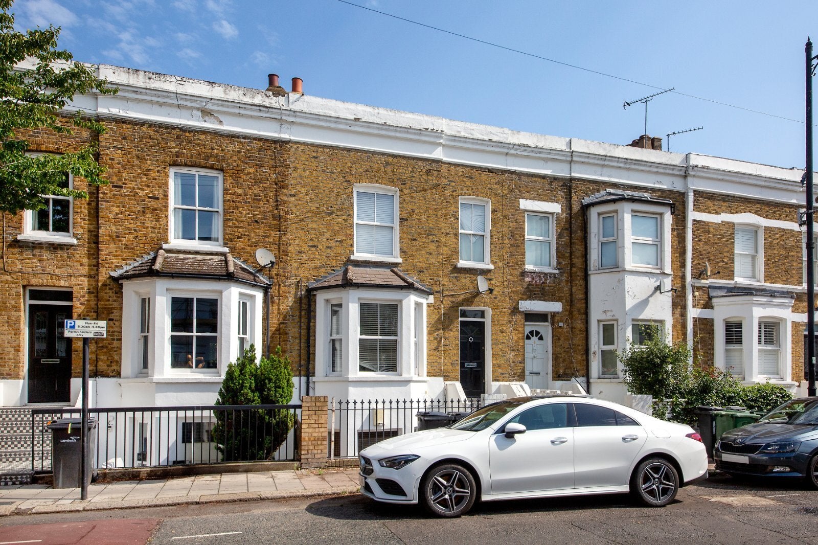 Flat Ferndale Road in Greater London