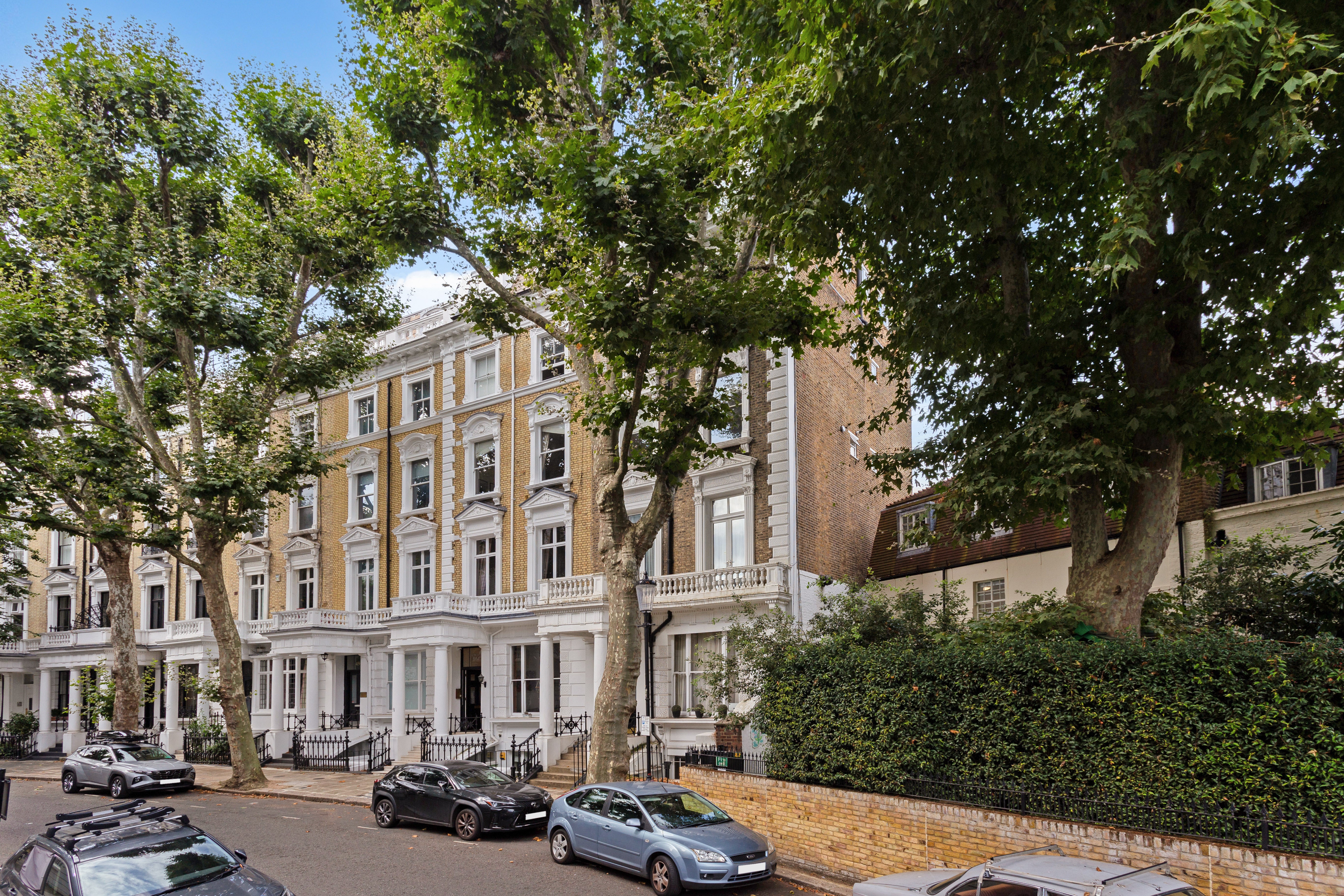 Flat Linden Gardens in Greater London