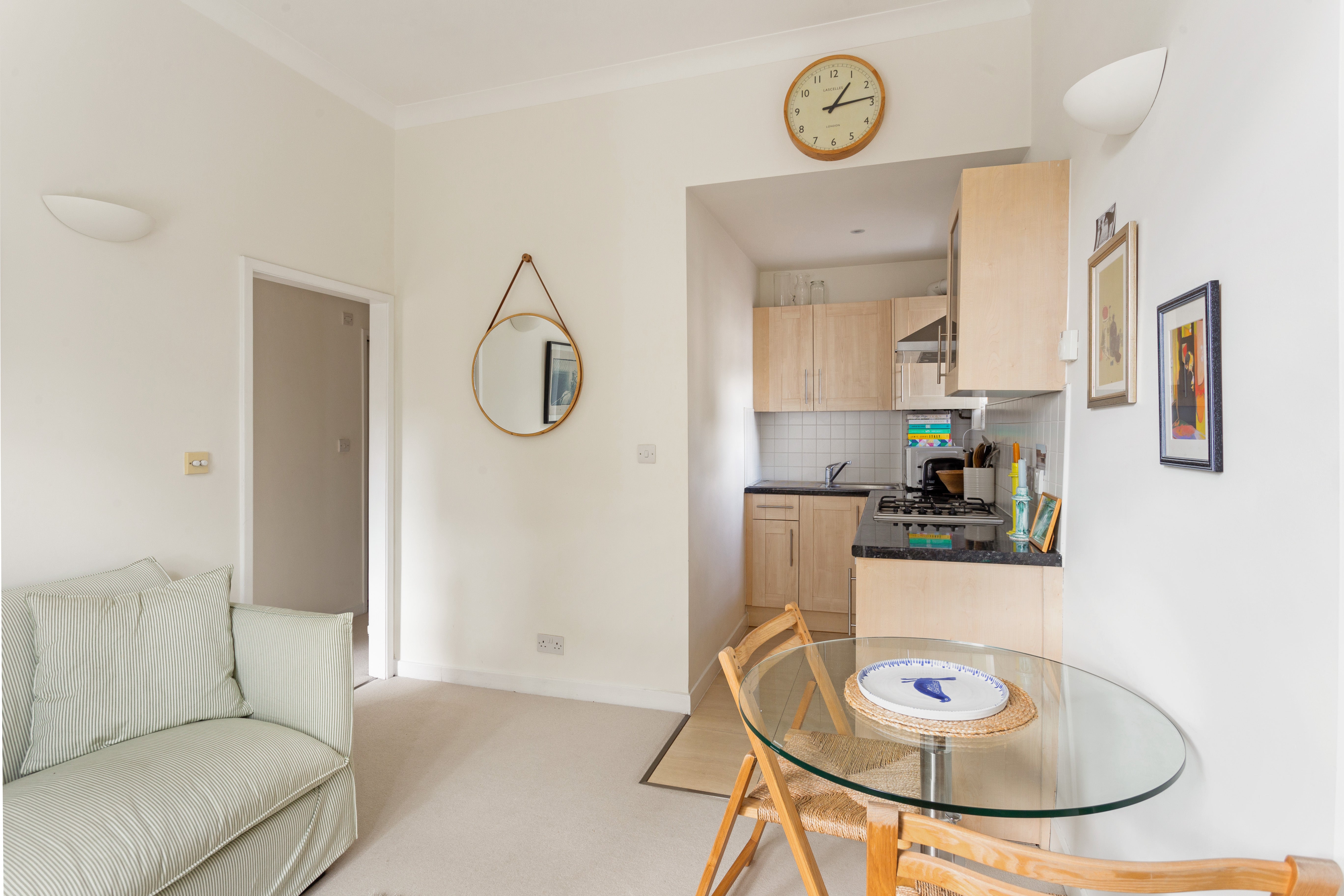 Flat Linden Gardens in Greater London