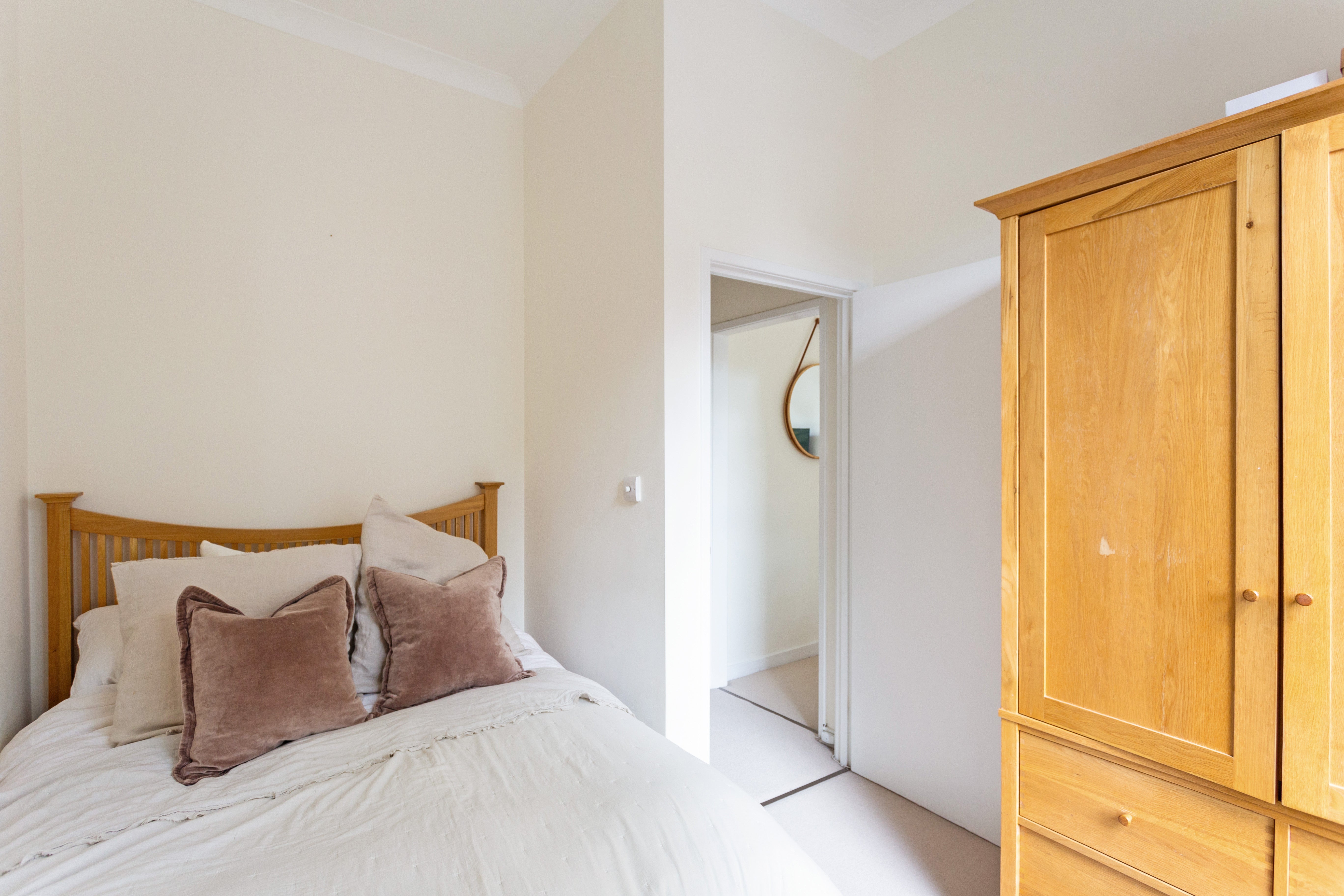 Flat Linden Gardens in Greater London