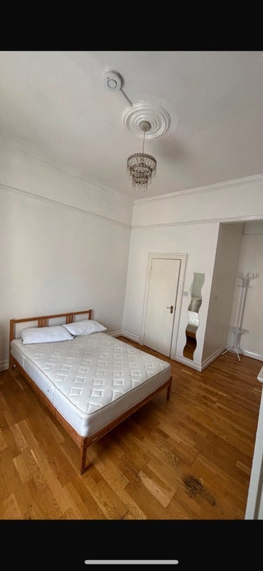 Room Blegborough Road in Greater London