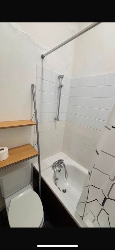 Room Blegborough Road in Greater London
