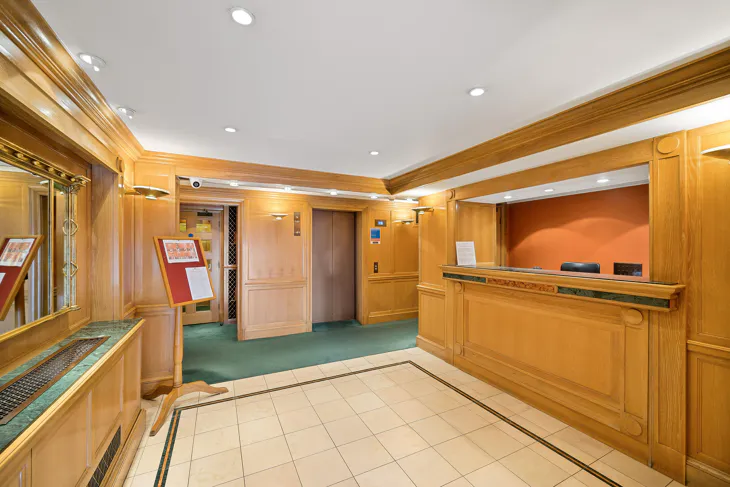 Flat Wrights Lane in Greater London