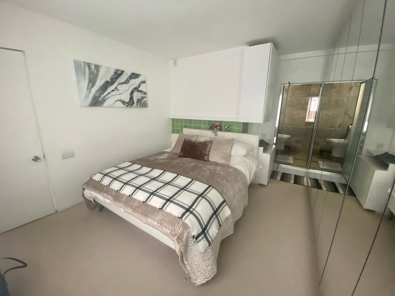 Flat Ifield Road in Greater London