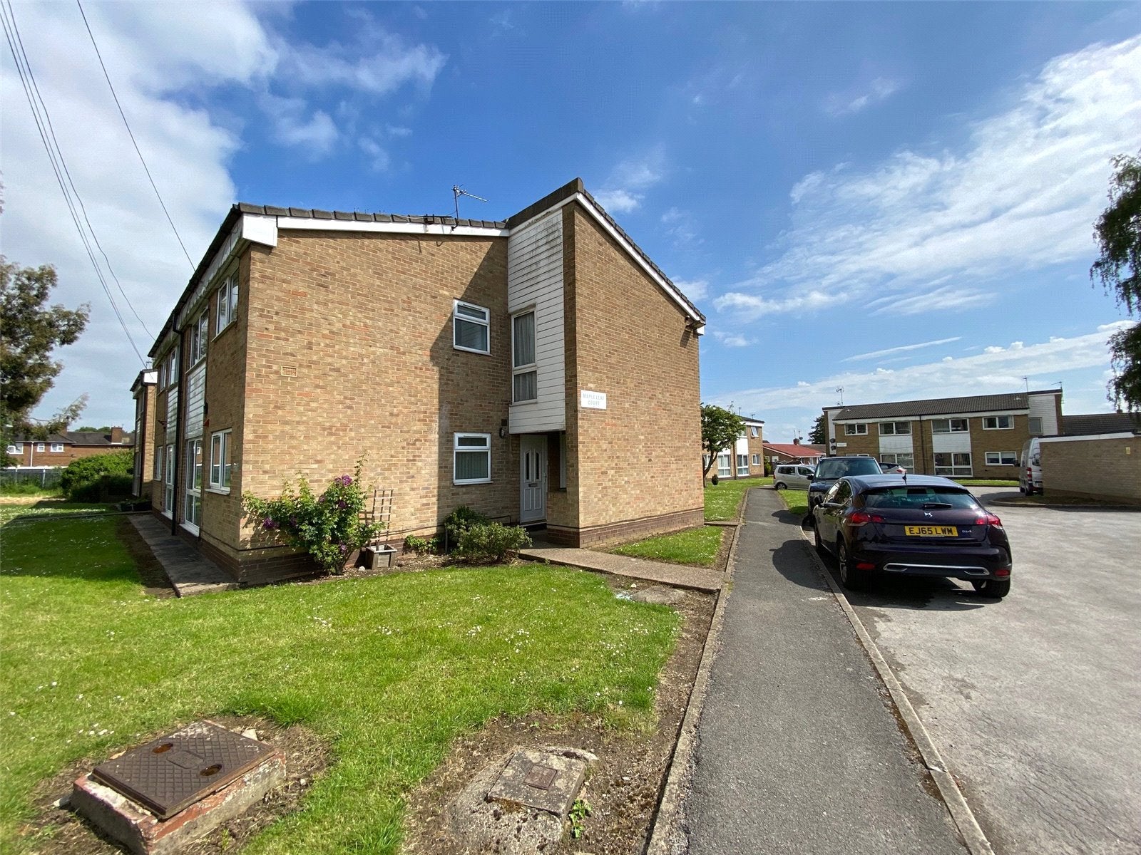 Flat Maple Leaf Court in Cottingham