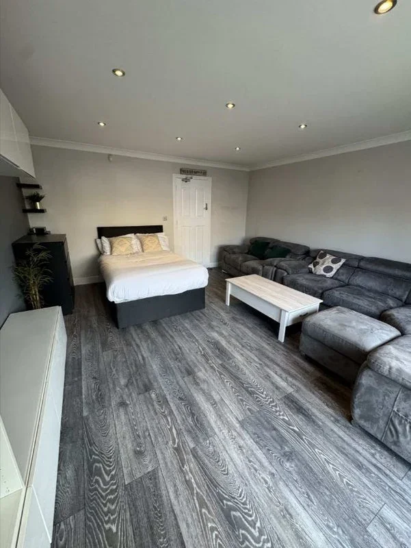 Room Bath Road in Slough