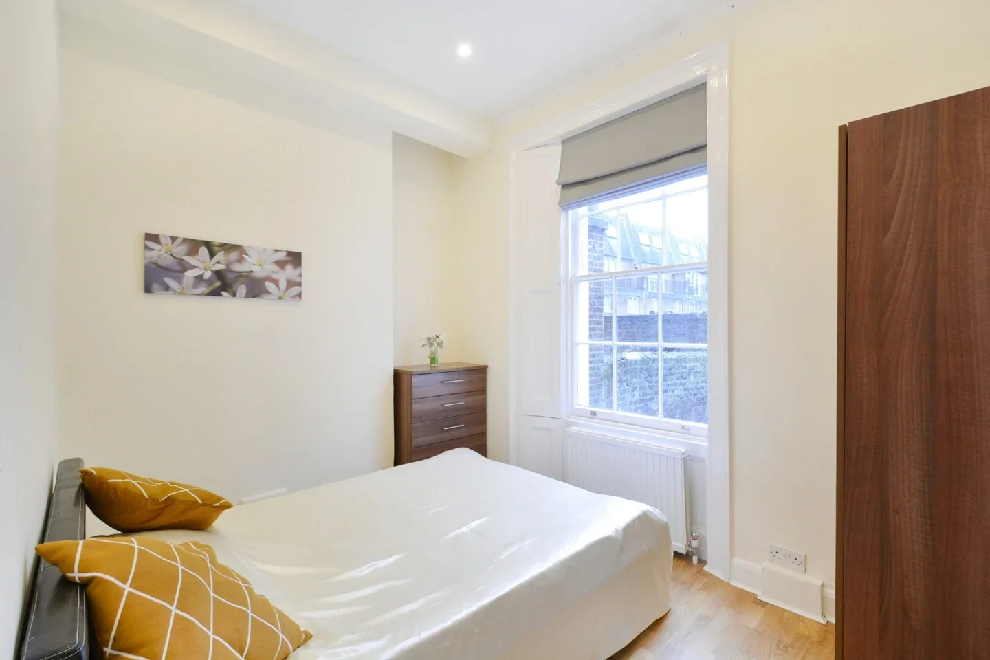 Flat Almeida Street in Greater London