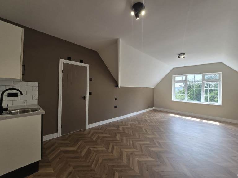 Flat Portley Wood Road in Caterham on the Hill