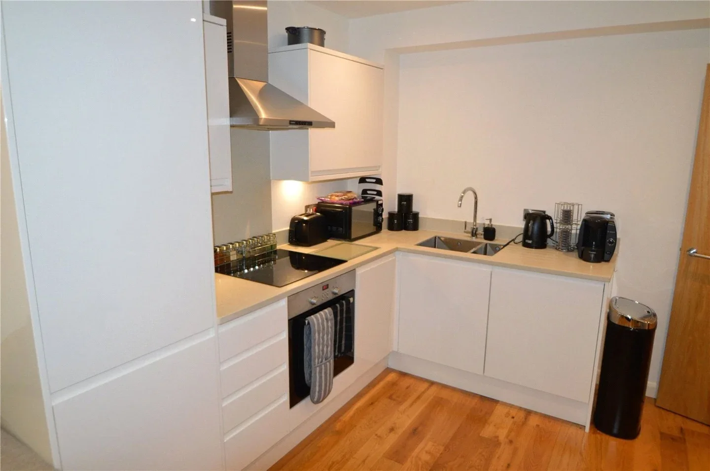 Flat Lansdowne Road in Greater London