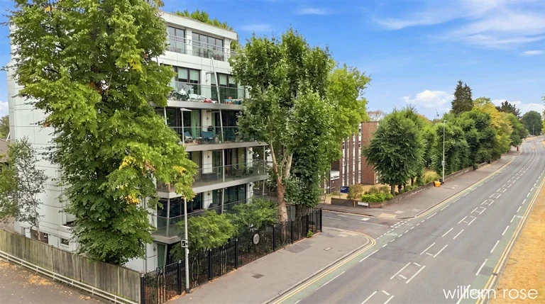 Flat Woodford Road in Greater London