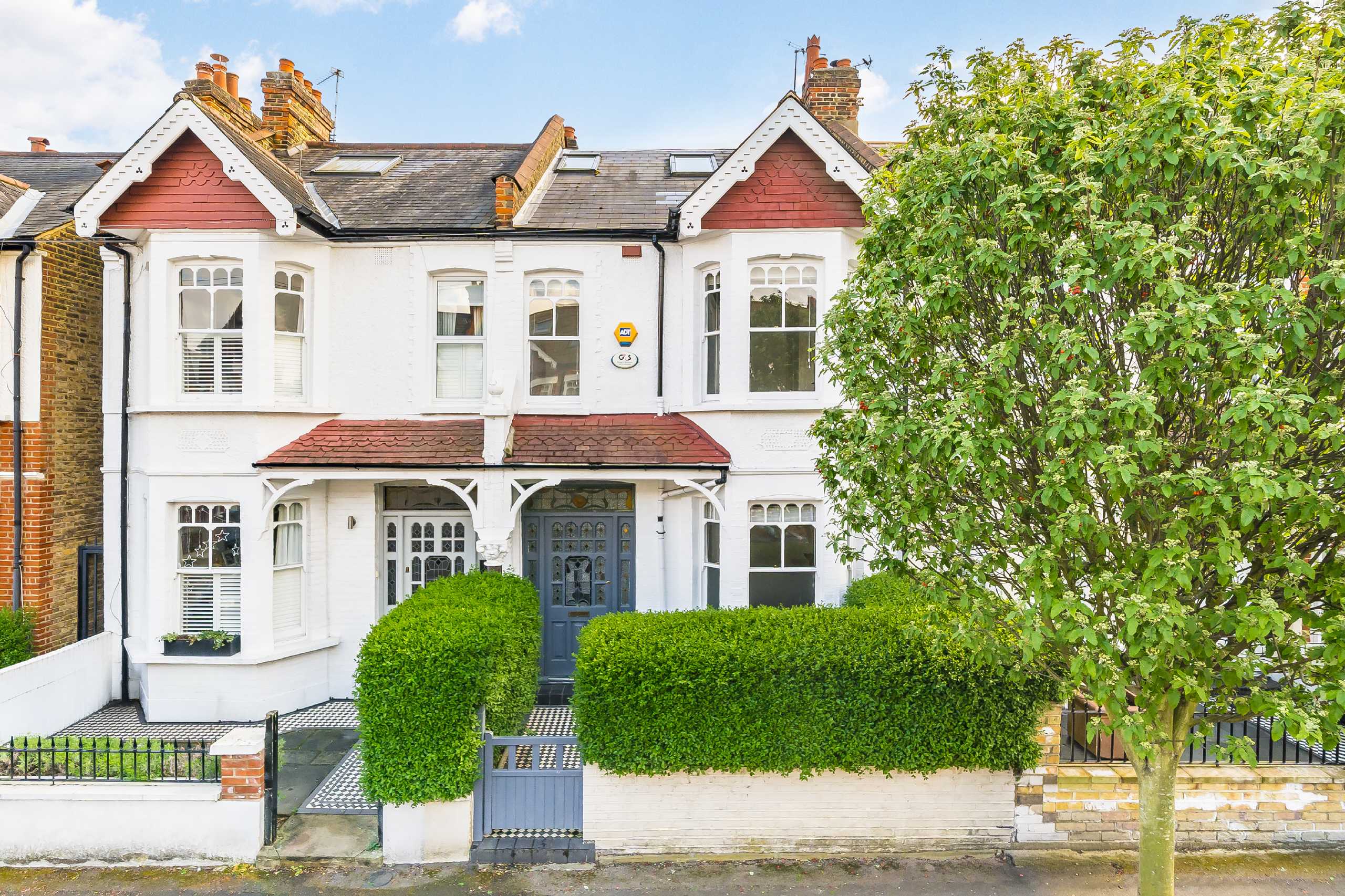 House Ashen Grove in Greater London