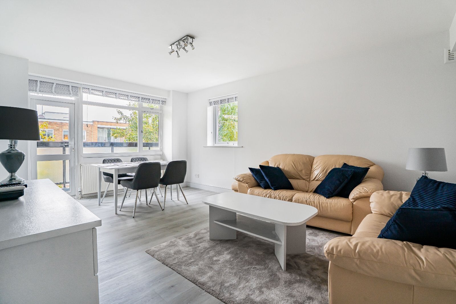 Flat Fairfax Road in Greater London