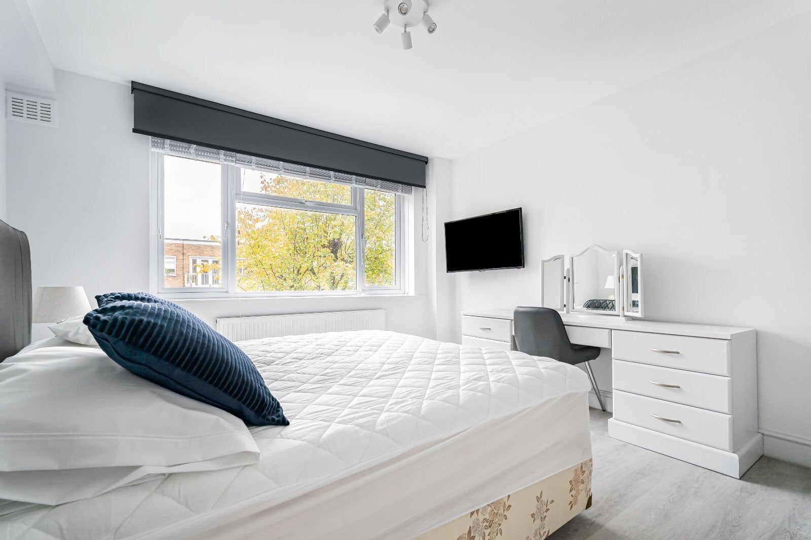 Flat Fairfax Road in Greater London
