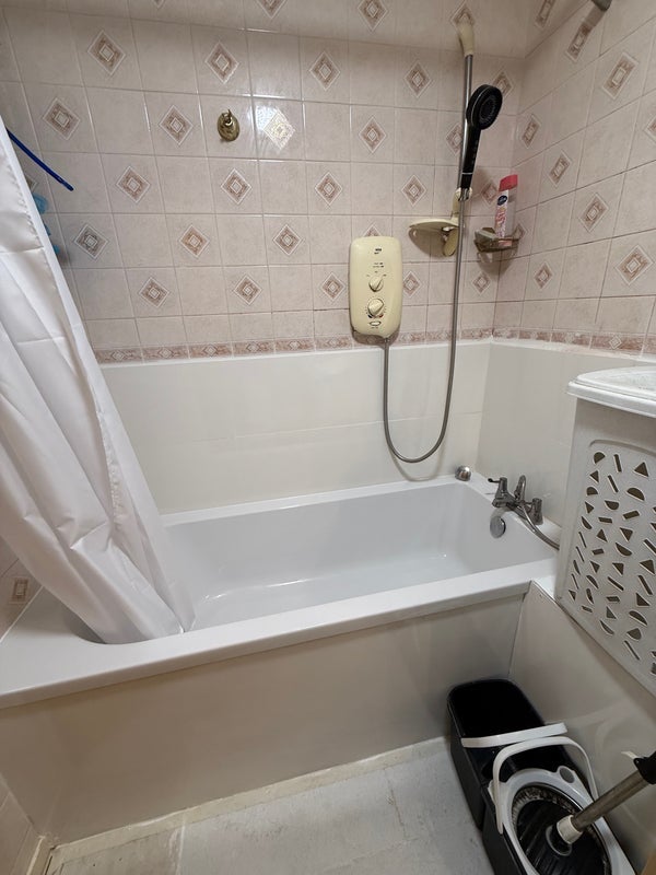 Room Arnal Crescent in Greater London