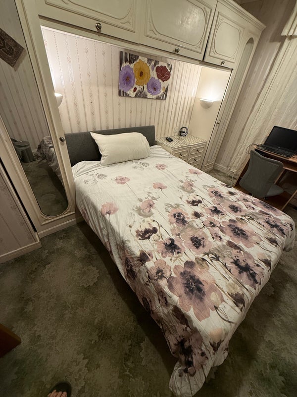 Room Arnal Crescent in Greater London