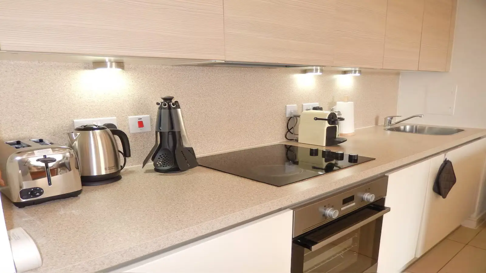 Flat Shearwater Drive in Greater London