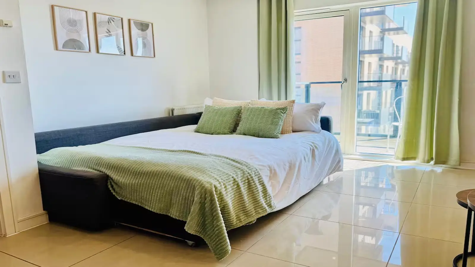 Flat Shearwater Drive in Greater London