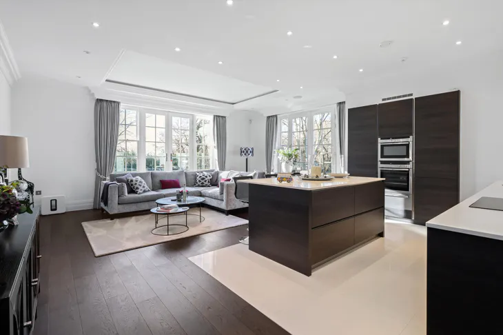 Flat Portsmouth Road in Elmbridge