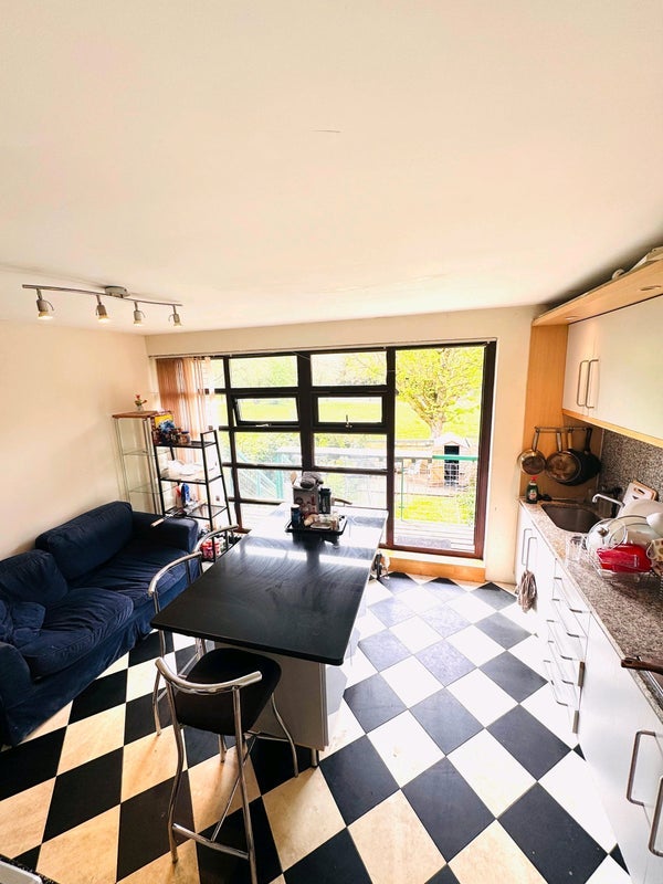 Room Elephant Lane in Greater London
