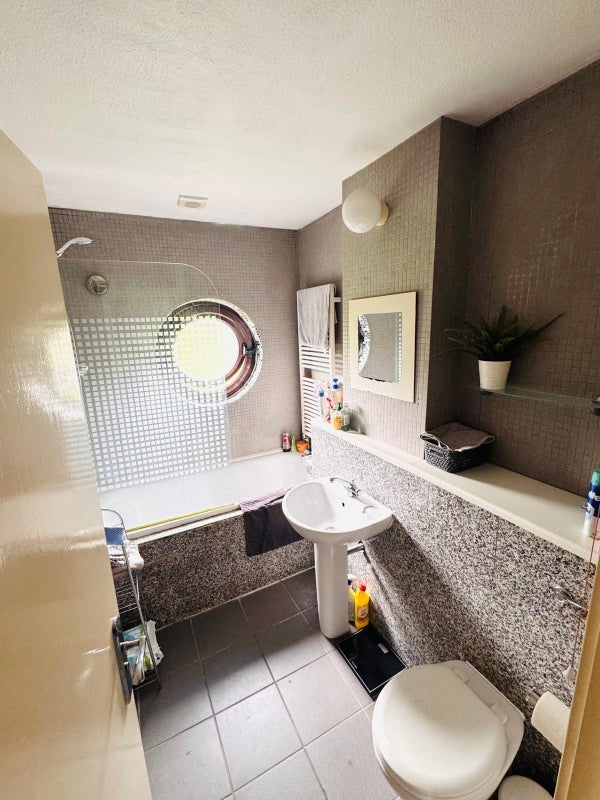 Room Elephant Lane in Greater London