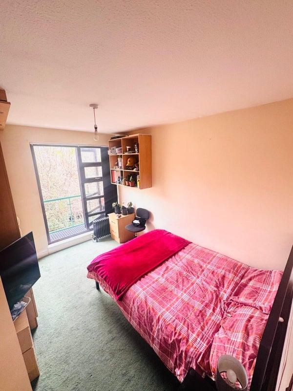 Room Elephant Lane in Greater London