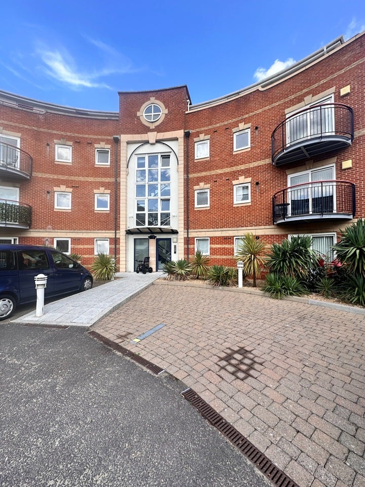Flat Gunwharf Road in Portsmouth
