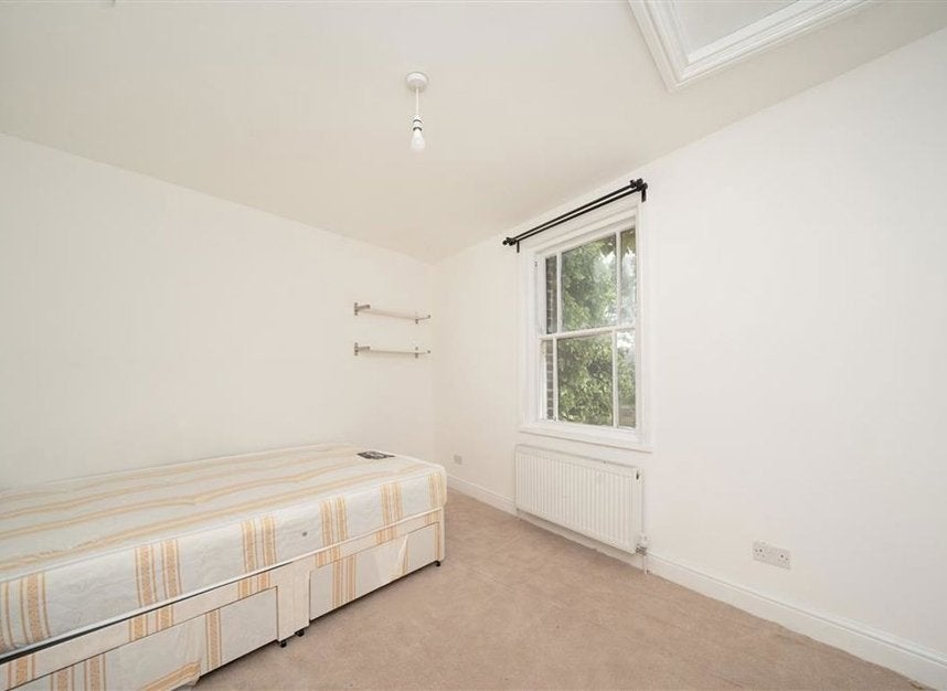 Flat Brockley Cross in Greater London