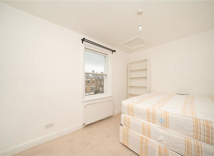 Flat Brockley Cross in Greater London