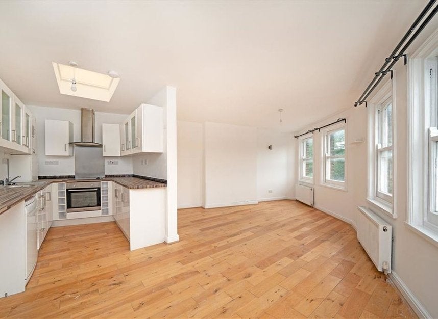 Flat Brockley Cross in Greater London