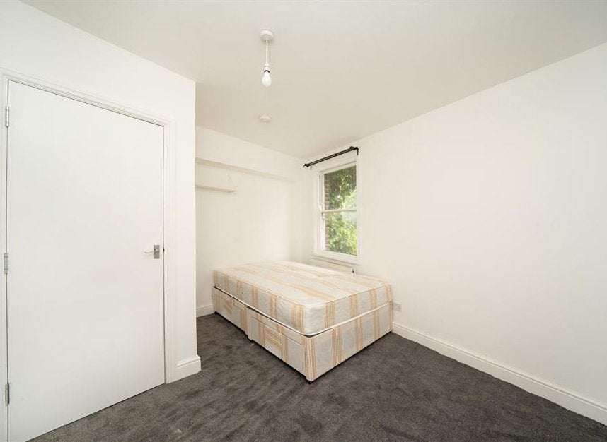 Flat Brockley Cross in Greater London