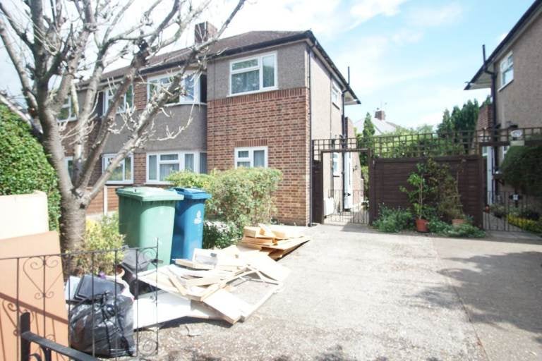 Flat Elmgrove Road in Greater London