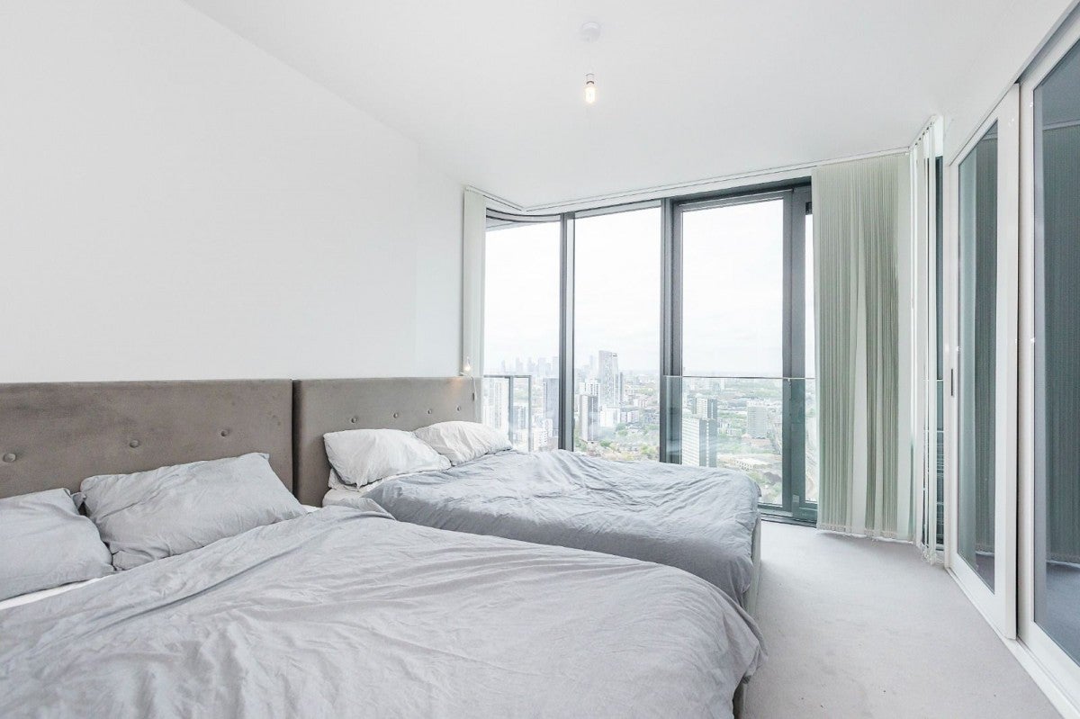 Flat Broadway in Greater London