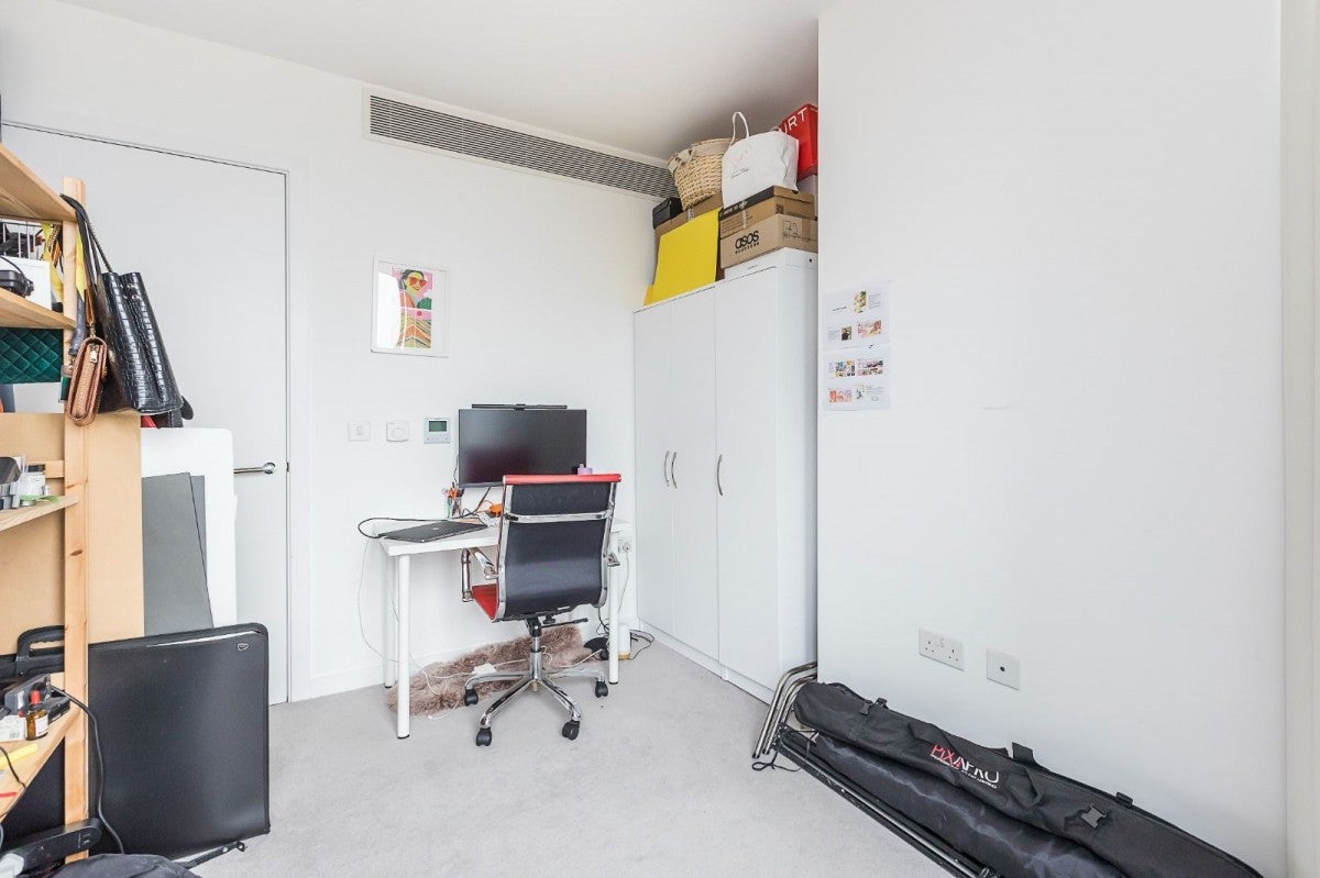 Flat Broadway in Greater London