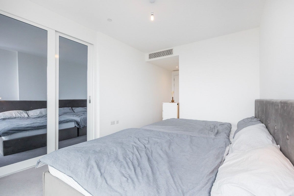 Flat Broadway in Greater London