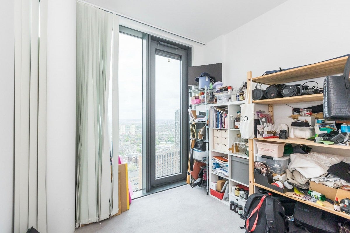 Flat Broadway in Greater London