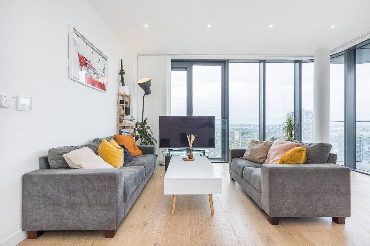 Flat Broadway in Greater London