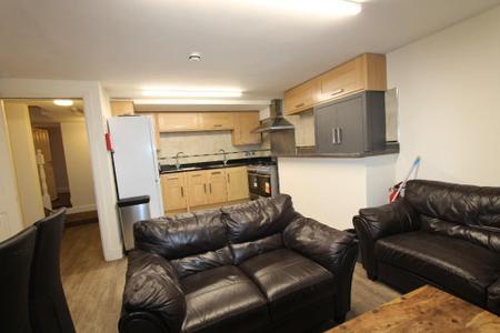 Room Powers Court in Royal Leamington Spa