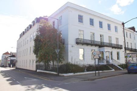 Room Powers Court in Royal Leamington Spa