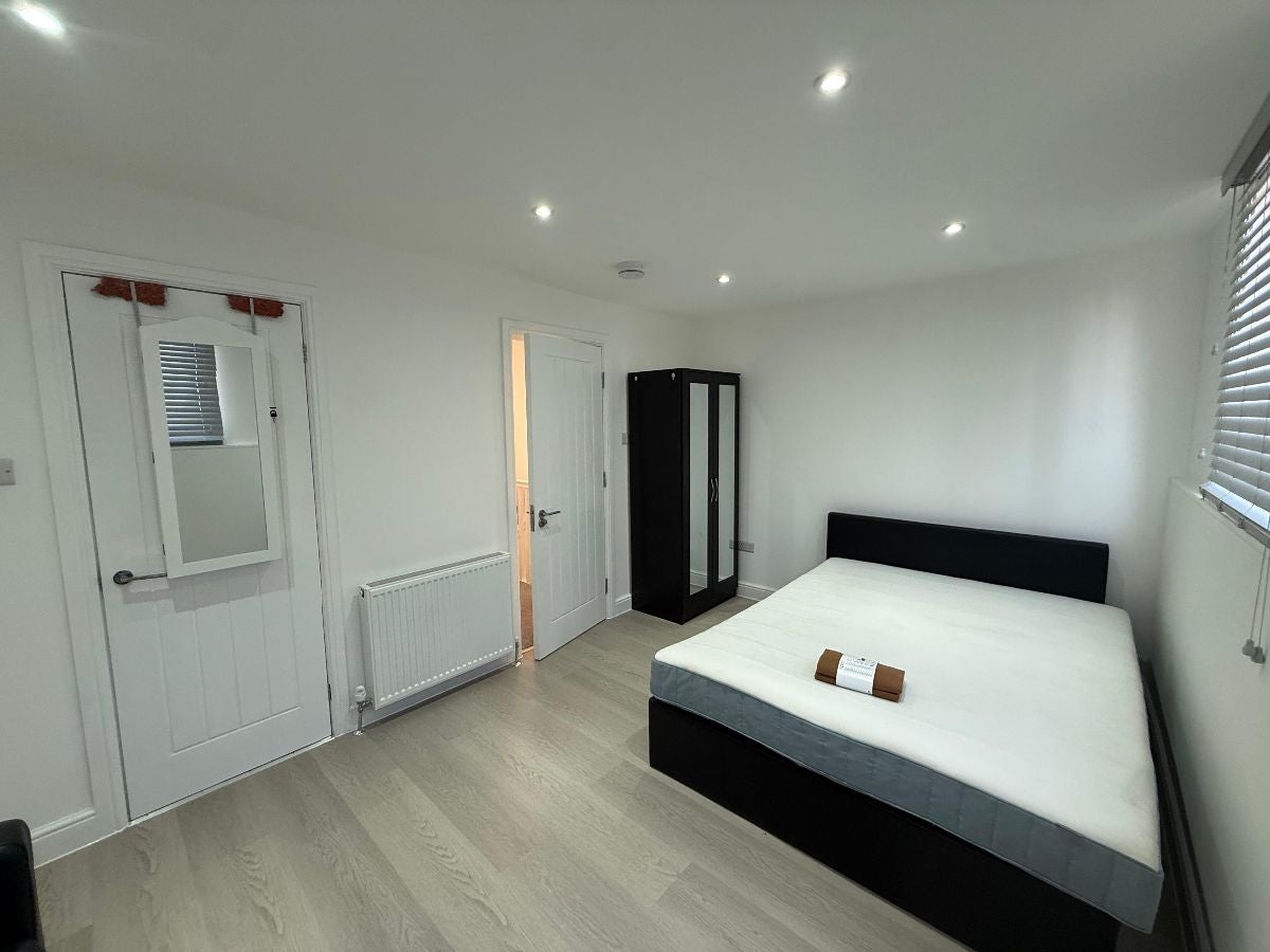 Room Ken Way in Greater London