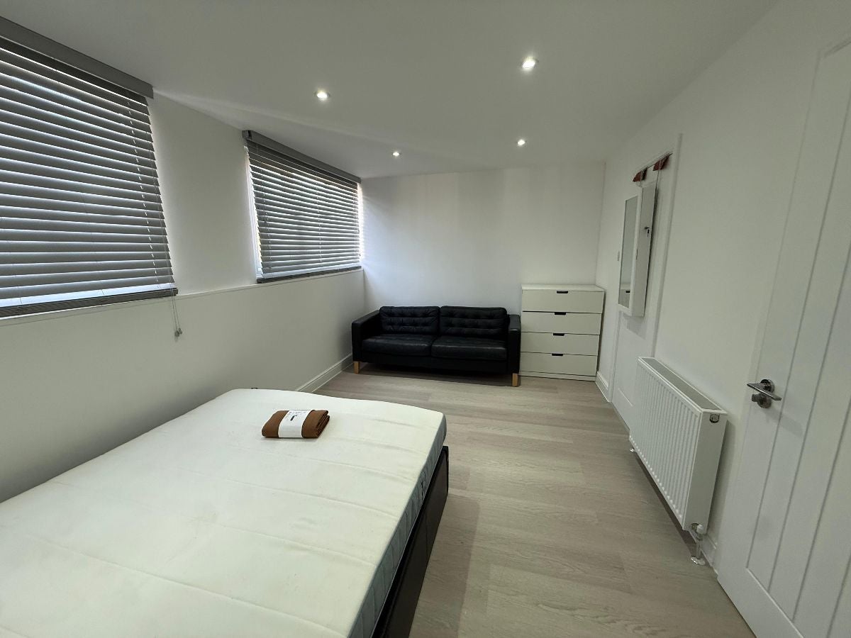 Room Ken Way in Greater London