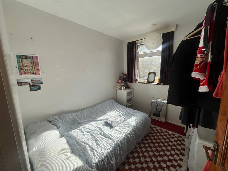 Room Wiltshire Road in Greater London
