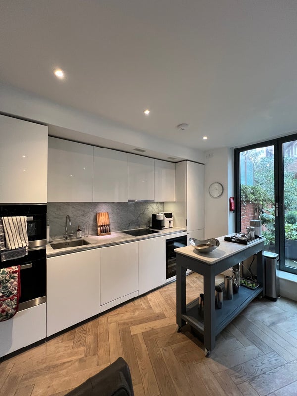 Room Bedford Street in City of Westminster