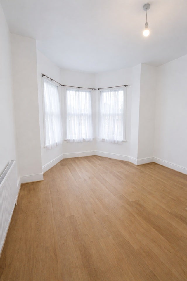 Flat Eastwood Road in Greater London
