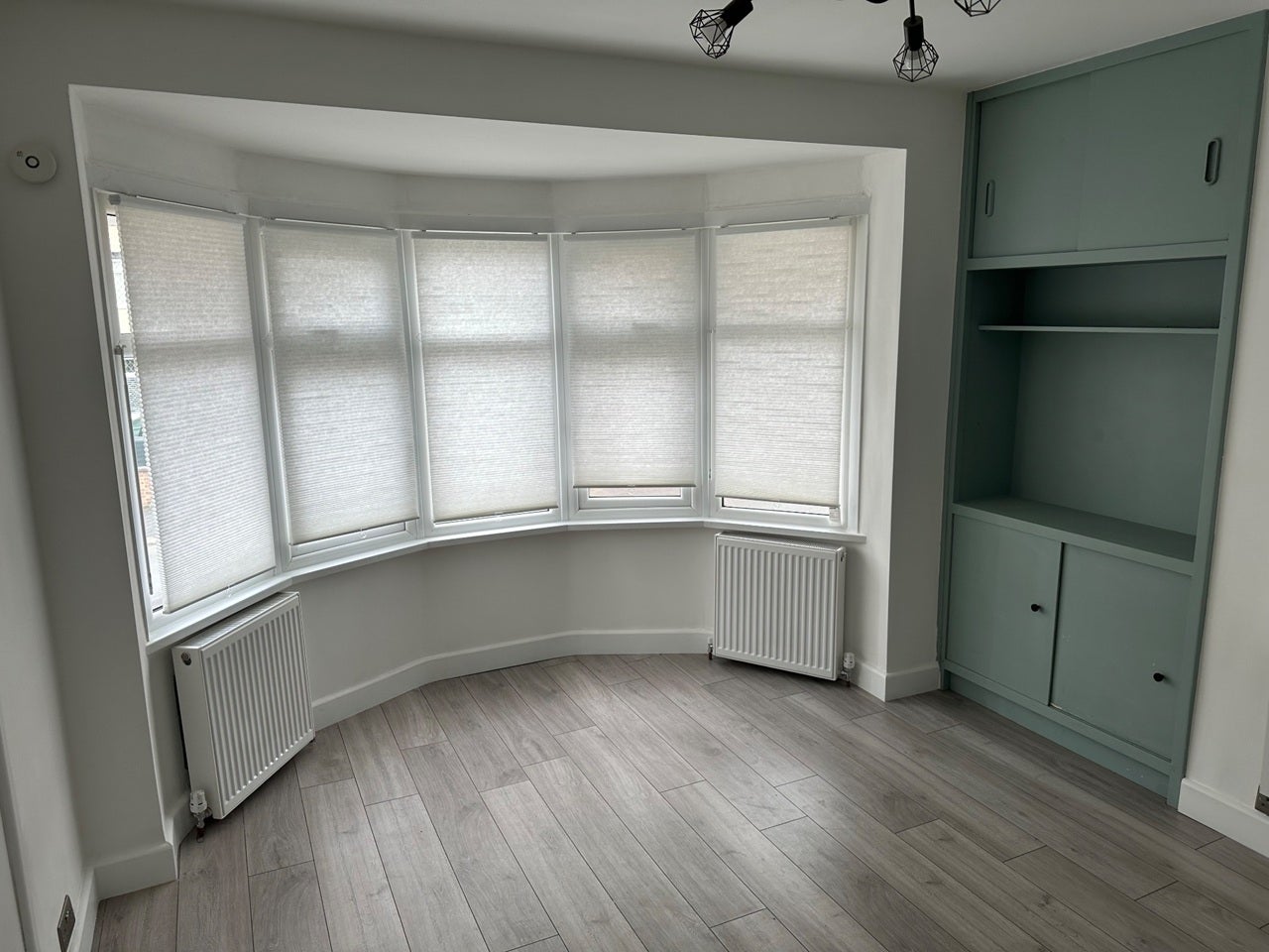 Flat Victoria Road in Greater London