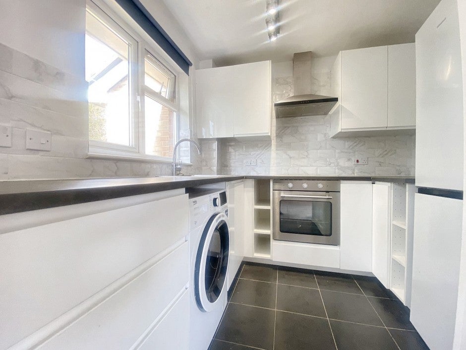 Flat Lowdell Close in Greater London