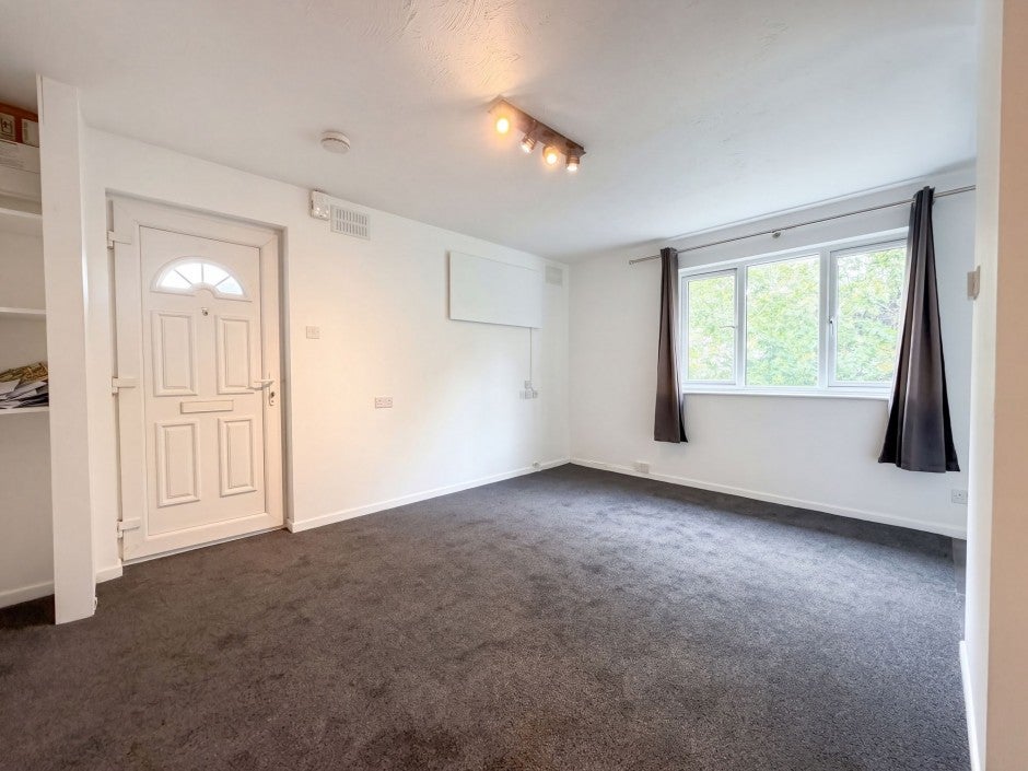 Flat Lowdell Close in Greater London